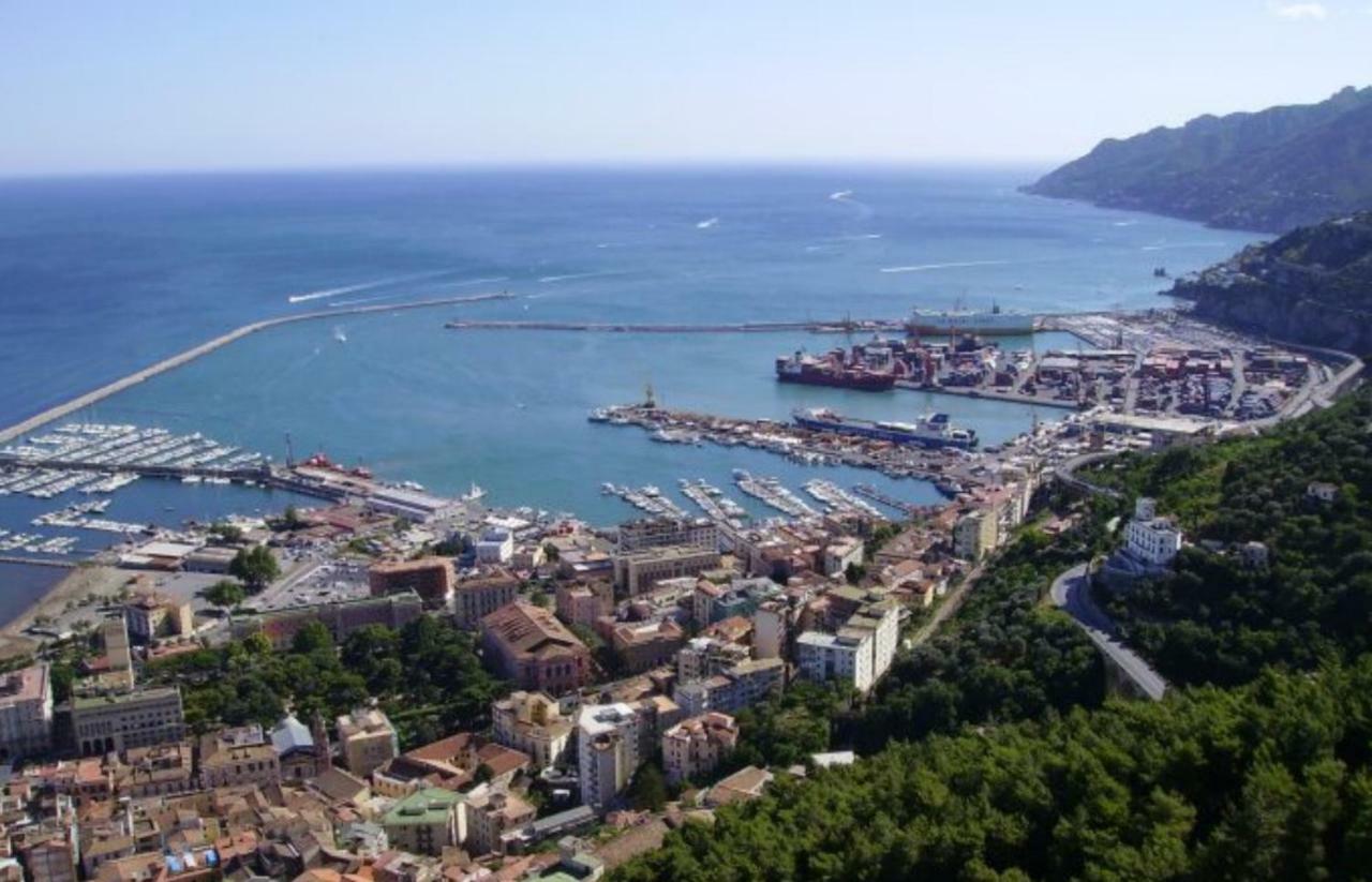 Casa Vacanza "Al Vicolo Delle Colonne" Salerno Eksteriør bilde