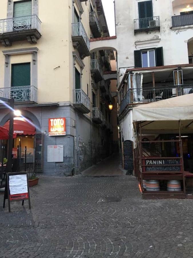 Casa Vacanza "Al Vicolo Delle Colonne" Salerno Eksteriør bilde