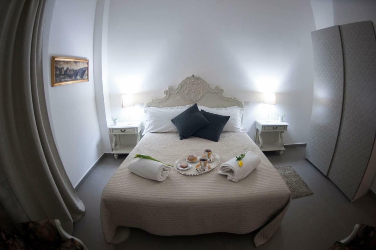 Casa Vacanza "Al Vicolo Delle Colonne" Salerno Eksteriør bilde